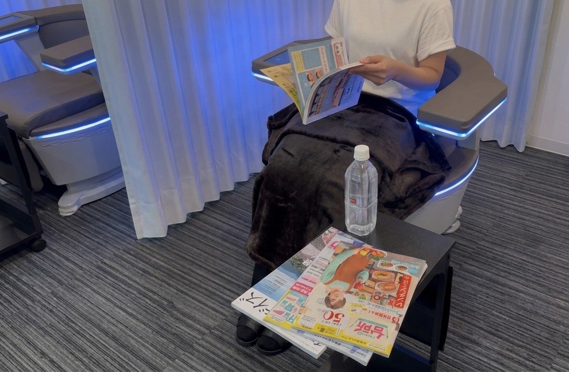 カーテンで仕切ったスペースでルネチェアに座っているところ|和歌山市駅前 Beauty Salon K2