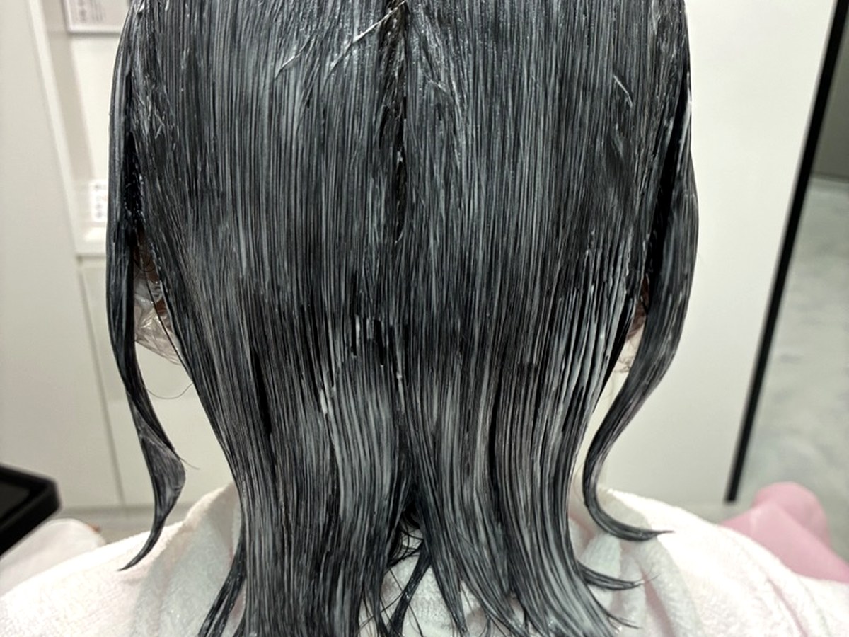 縮毛矯正の1剤塗布中 根元・中間・毛先で塗り分け 和歌山市 Hair Salon K2